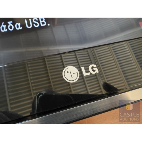 696M - LG 32'' TV, (Model: 32LK336c), * Basic Test and Powers On /  Working *, Nb. No Stand or Remote.