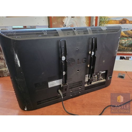 696M - LG 32'' TV, (Model: 32LK336c), * Basic Test and Powers On /  Working *, Nb. No Stand or Remote.
