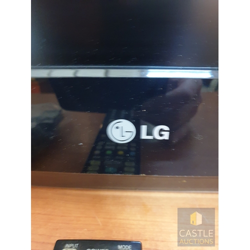 738L - LG 32'' LCD Television (Model No. 32LB75-ZB), with Remote Control, * Basic Test & Turns On *, Nb. No... 