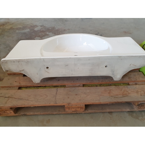 845J - White Porcelain Bathroom Sink.
Size 100 x 51 x 25cm.
Unused Shop Clearance.

Shop Clearance; RRP €18... 