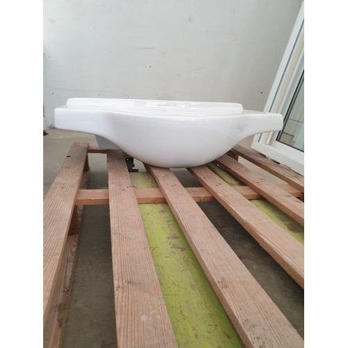 846J - White Porcelain Bathroom Sink.
Size 81 x 48 x 25cm.
Unused Shop Clearance.

Shop Clearance; RRP €160... 