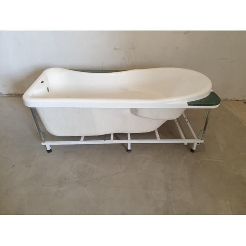 847J - Eago Kings White Acrylic Right Hand Bath Mounted On A Metal Support Frame, Size 170cm x 80cm.
Unused... 