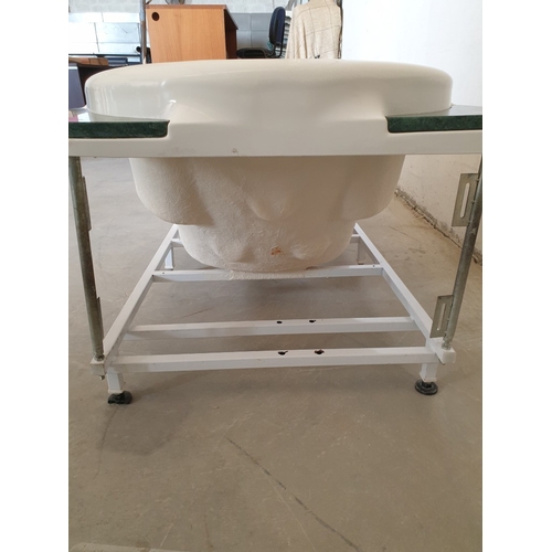 847J - Eago Kings White Acrylic Right Hand Bath Mounted On A Metal Support Frame, Size 170cm x 80cm.
Unused... 