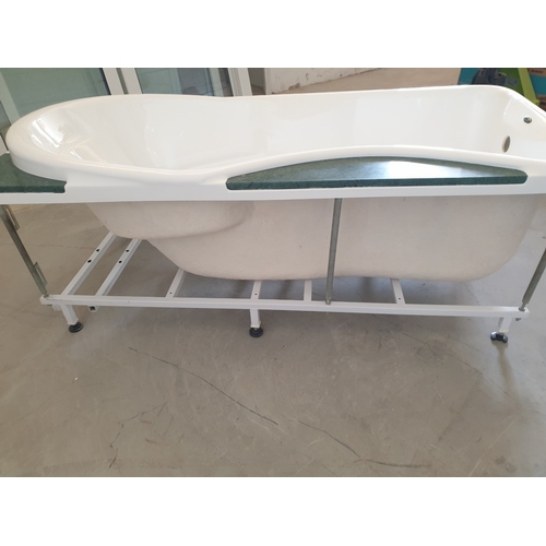 847J - Eago Kings White Acrylic Right Hand Bath Mounted On A Metal Support Frame, Size 170cm x 80cm.
Unused... 