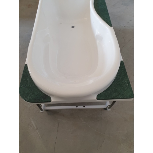 847J - Eago Kings White Acrylic Right Hand Bath Mounted On A Metal Support Frame, Size 170cm x 80cm.
Unused... 