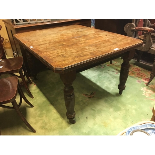 95 - Edwardian mahogany dining room table. (121 cm L x 104 cm W).