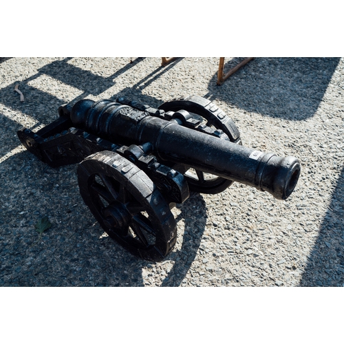 650 - Decorative cast iron model of a cannon.