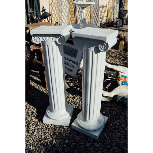 658 - Pair of pedestals.