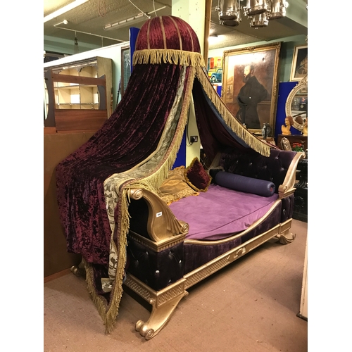 644 - Carved wooden and upholstered day bed in the empire style.