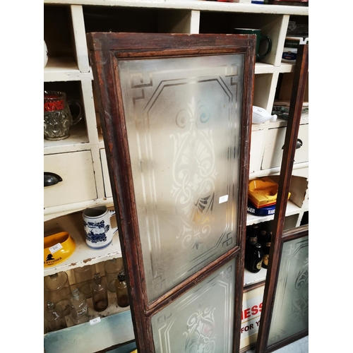 575 - Set of three pub dividers with mahogany frames and etched frosted glass - missing one glass {138 cm ... 