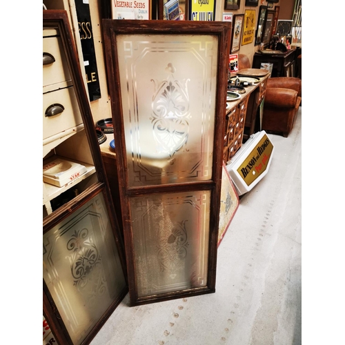 575 - Set of three pub dividers with mahogany frames and etched frosted glass - missing one glass {138 cm ... 