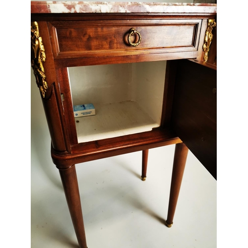 128 - Pair of exceptional quality 19th. C. French mahogany bedside lockers the rouge marble tops above a d... 