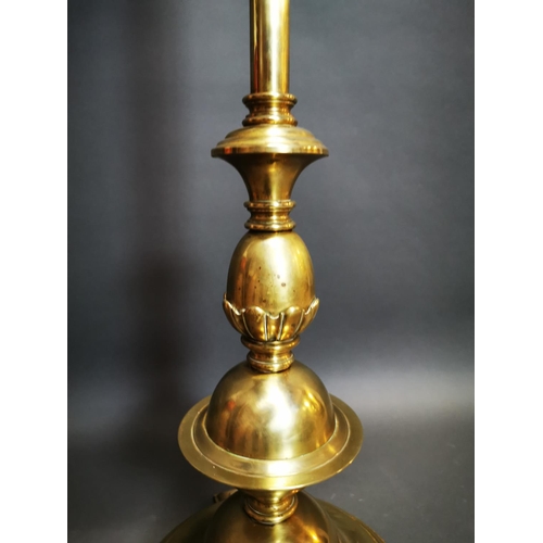 284 - Good quality Edwardian brass standard lamp {162 cm H x 45 cm Dia.}.