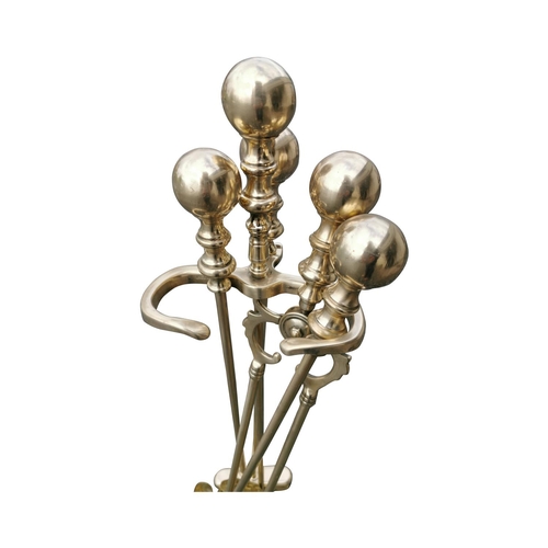 290A - Good quality brass fire companion set {78 cm H}.