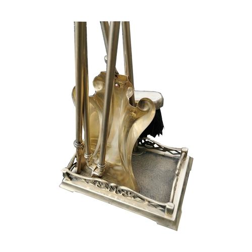 290A - Good quality brass fire companion set {78 cm H}.
