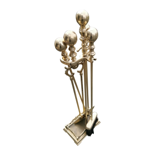 290A - Good quality brass fire companion set {78 cm H}.