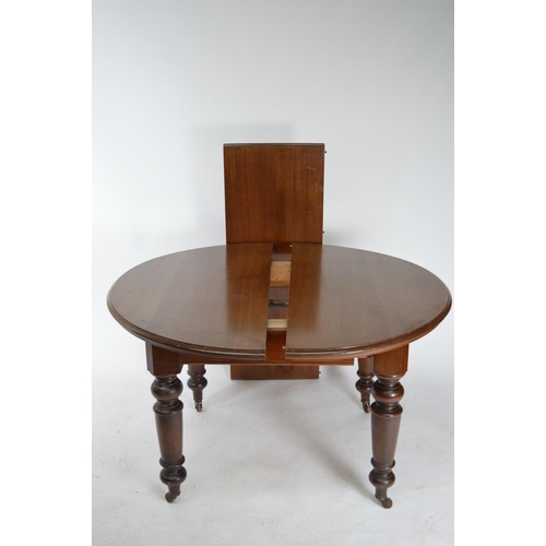 400A - 19th C. mahogany D-end dining table with one extra leaf on turned legs and brass castors {77 cm H x ... 