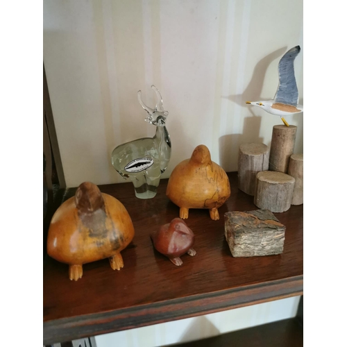 485 - Shelf 3: Collection of carved birds and two ceramic Angels