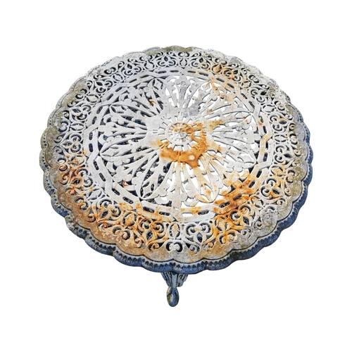 448 - 20th C. cast alloy garden table {36 cm H x 58 cm Dia.}.