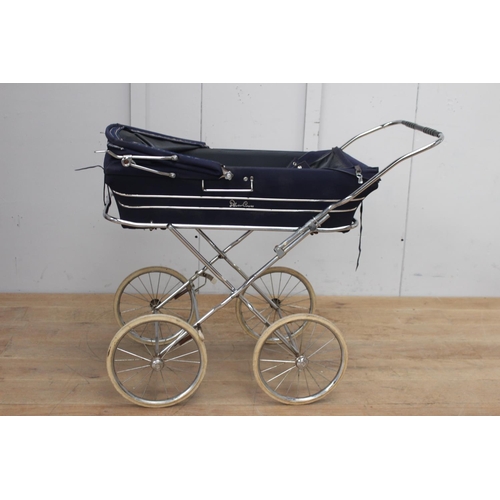 371 - Silver Cross child's pram with white rubber tyres {120 cm H x 112 cm W}.