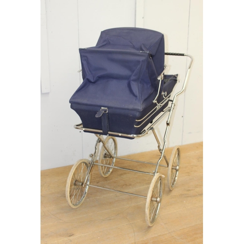 371 - Silver Cross child's pram with white rubber tyres {120 cm H x 112 cm W}.