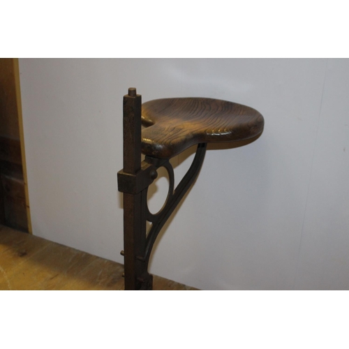 672 - 1930's Jones & Attwood cast iron and wooden extendible tractor/ plough seat { 70cm H X 32cm W X 43cm... 