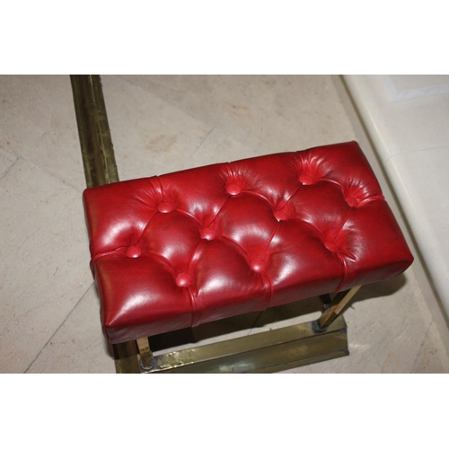 711 - Art Noueau brass deep buttoned leather upholstered club fender { 37cm H X 135cm W X 41cm D }.