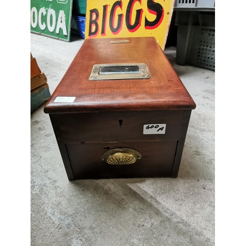 600a - 19th C. Mahogany and brass counter till. {23 cm H x 28 cm W x 54 cm D}.