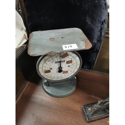 717 - Salter�s Scales. {27 cm H x 20 cm W x 15 cm D}.