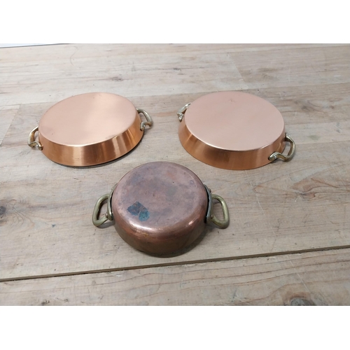 18 - Set of three graduated copper and brass dishes {5 cm H x 18 cm W x 12 cm D to 4 cm H x 22 cm W x 18 ... 