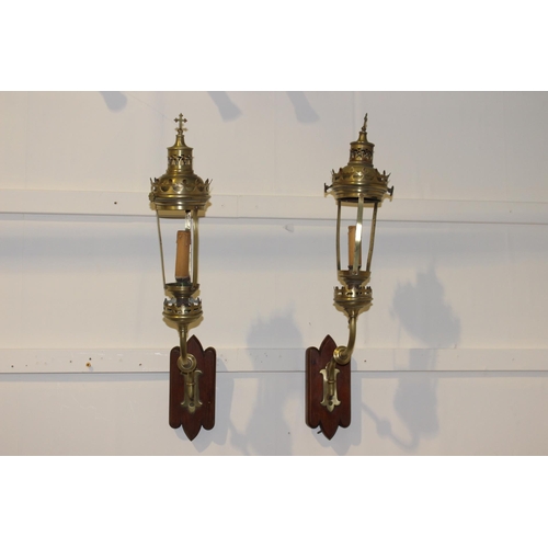 1002 - Pair of brass wall lights mounted on wooden plaques {70 cm H x 15 cm W x 30 cm D}.