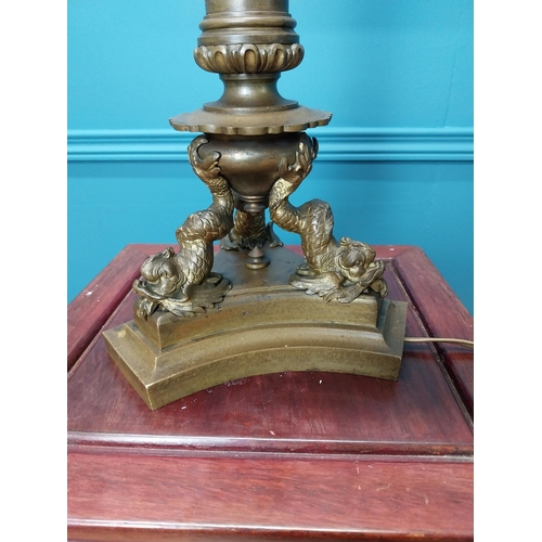 47 - Exceptional quality 19th C. gilded brass table lamp raised on fluted column decorated with carp {90 ... 