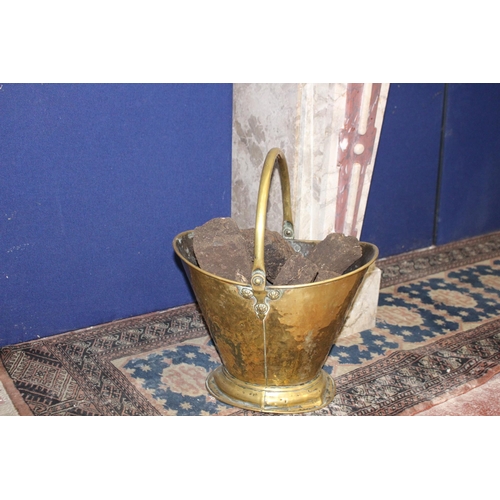 263 - Brass helmet coal bucket  {H 30cm x W 37cm x D 30cm}.