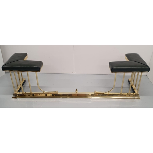 197A - Good quality brass club fender with leather upholstered seats {46 cm H x 131 cm W x 43 cm D}.