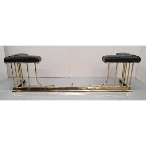 197A - Good quality brass club fender with leather upholstered seats {46 cm H x 131 cm W x 43 cm D}.