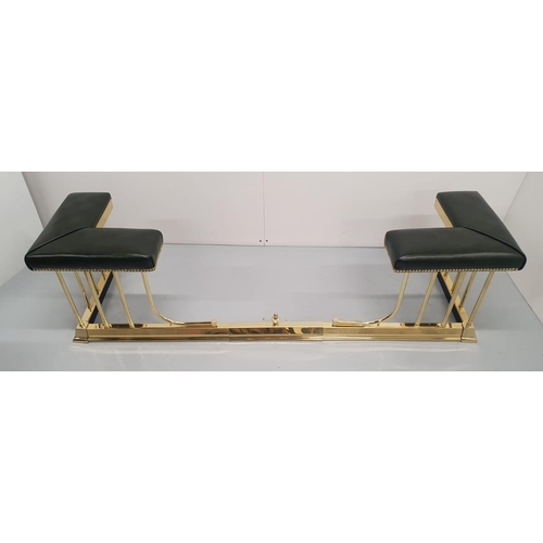 197A - Good quality brass club fender with leather upholstered seats {46 cm H x 131 cm W x 43 cm D}.