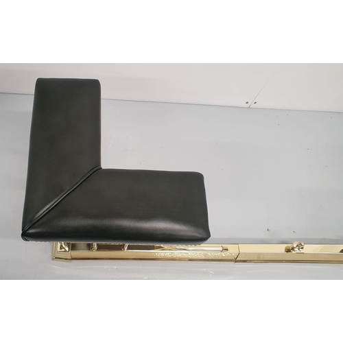 197A - Good quality brass club fender with leather upholstered seats {46 cm H x 131 cm W x 43 cm D}.