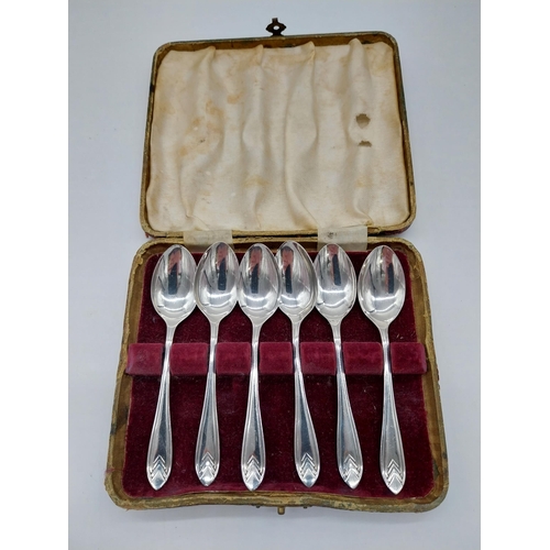 837 - Set of six English silver tea spoons. Hallmarked in Sheffield1938.  Maker Viner's Ltd (Emile Viner).... 