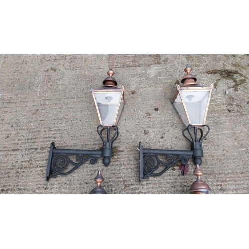 54 - Pair of good quality copper wall lanterns with original cast iron brackets {100 cm H x 90 cm W x 30 ... 