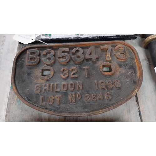 200a - 32 T cast iron railway sign B353473 Shildon 1968 Lot No 3646. {17 cm H x 28 cm W}.