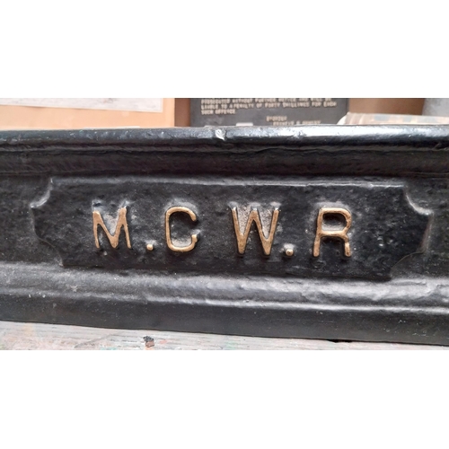 220 - GWR cast iron fender. {16 cm H x 102 cm W x 26 cm D}.