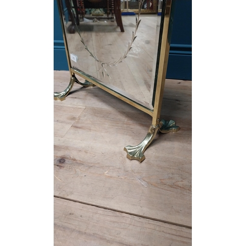 110 - Good quality Victorian brass fire screen with mirrored panel {75 cm H x 49 cm W x 21 cm D}.