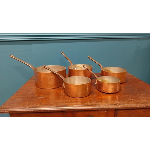 26 - Good quality set of five graduated copper saucepans with metal handles {20 cm H x 40 cm W x 20 cm D ... 