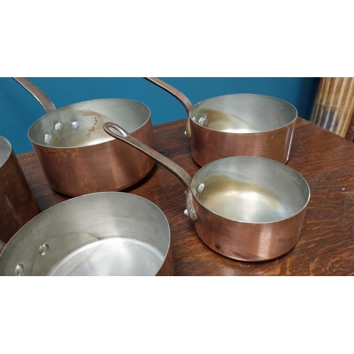 26 - Good quality set of five graduated copper saucepans with metal handles {20 cm H x 40 cm W x 20 cm D ... 
