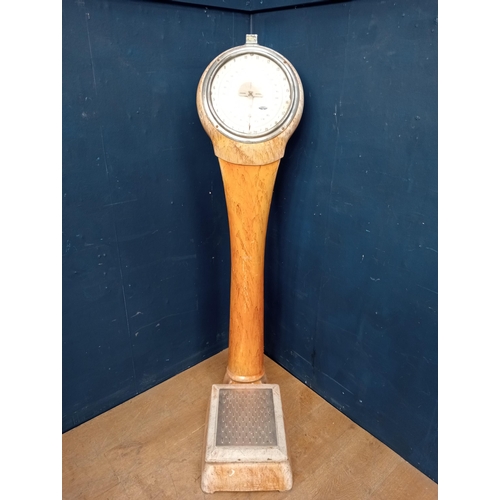 423 - Avery weighing scales� {H 146cm x W 36cm x D 60cm�}.