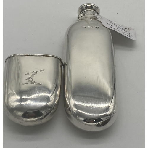 1355 - Irish silver hip flask, with removable spirit cup, the interior with original gilding, the exterior ... 