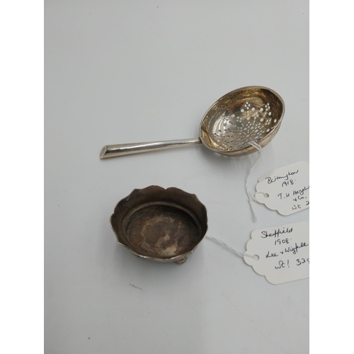 1374 - English silver tea strainer. Hallmarked in Birmingham 1918. Maker T H Hazelwood & Co. Wt: 24grs. { 1... 