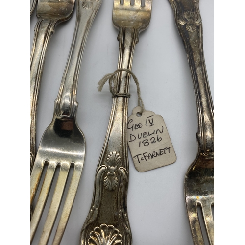 1384 - Set of twelve Irish silver Kings Pattern dinner forks. Hallmarked in Dublin 1826 Maker T. Farnett In... 