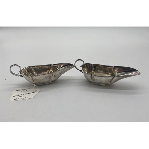 1385 - Pair of English silver sauce boats. Hallmarked in Birmingham 1903 Williams Birmingham Ltd. Wt: 100gr... 