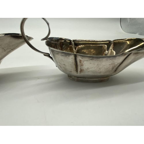 1385 - Pair of English silver sauce boats. Hallmarked in Birmingham 1903 Williams Birmingham Ltd. Wt: 100gr... 